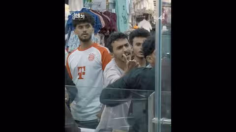 فزعة شباب لمساندة أب تعرض لإهانة من ابنه في محل تجاري