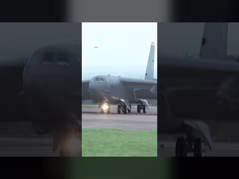 قاذفات B - 52 أميركية تهبط في قاعدة بريطانية