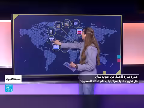 جندي إسرائيلي يحطم تمثال المسيح في جنوب لبنان