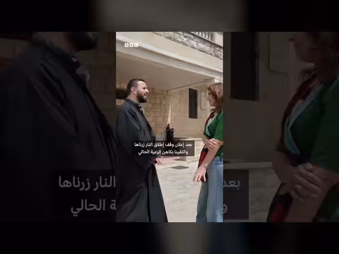 جندي إسرائيلي يكسر تمثالاً للسيد المسيح في لبنان