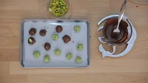 تروفل الشوكولاتة بالفستق والجبن الكريمي: وصفة سهلة من منال العالم