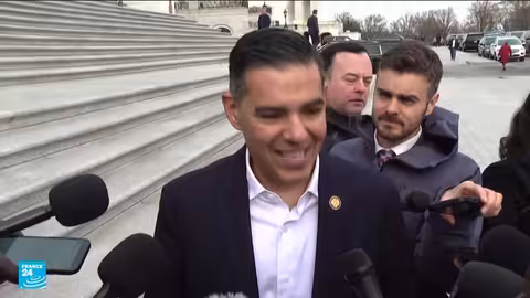 صور جديدة لإبستين تظهر ترامب وكلينتون وبانون