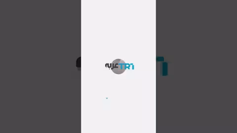 فتى فلسطيني يحتمي خلال اقتحام قوات الاحتلال قرية المغير