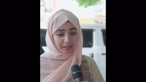 انهيار فتاة بالبكاء بسبب معاملة شاب لوالدته