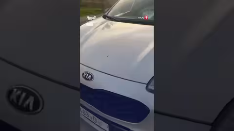 مستوطنون يرمون حجارة على مركبة فلسطينية