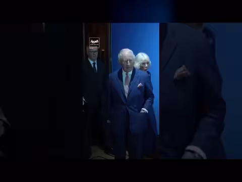 الملك تشارلز يزور معرض أزياء الملكة إليزابيث