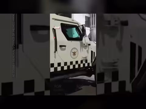 المكسيك: مشاهد لاقتياد حراس زعيم عصابة المخدرات إل مينشو إلى السجن