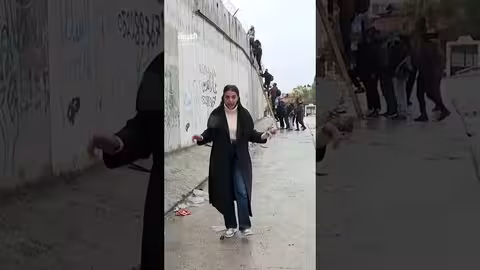 عمال الضفة يتسلقون الجدار العازل للبحث عن عمل