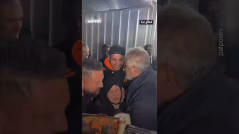 استقبال حافل لوالدة مسنة في غزة بعد عودتها من العلاج