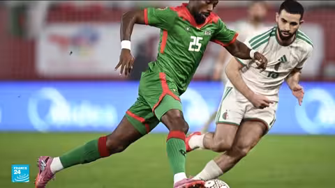 أجواء أخوية بين الجماهير الجزائرية والمغربية في كأس أمم أفريقيا