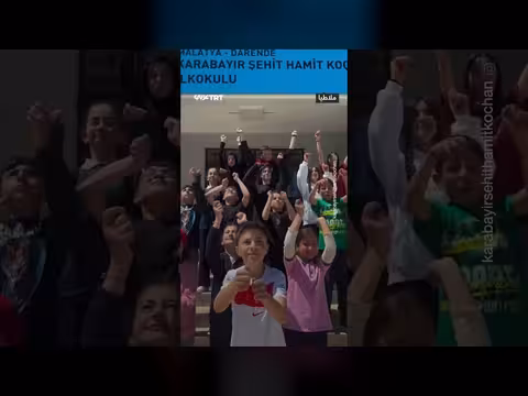 طلاب أتراك يدعمون المنتخب الوطني