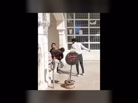 شهامة يمني تنقذ أباً من إهانة ابنه في موقف عاطفي