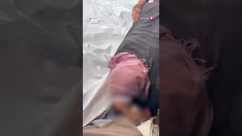 سيدة فلسطينية تودع أحفادها بعد قصف خان يونس