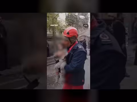 انتشال طفلة حية من تحت الركام في طهران