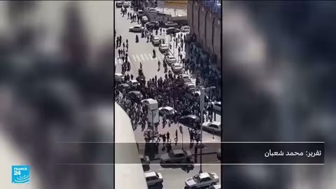 احتجاجات إيران في تصاعد: متظاهرون يحطمون تمثال سليماني