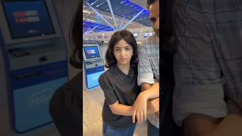 ريتا تودع ابوها في مطار جده الدولي