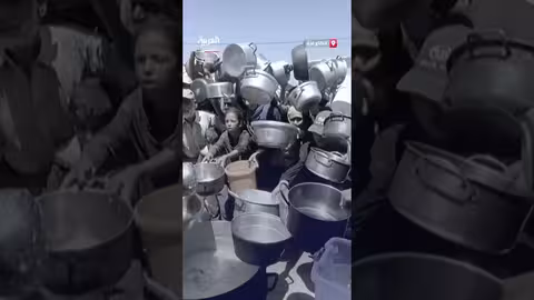 أطفال في خان يونس يبحثون عن الطعام في ظروف صعبة