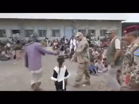 طارق صالح يحيي أطفال ريف المخا في عيد الفطر