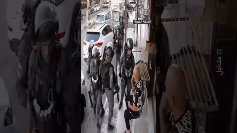 الخليل: جنود الاحتلال يعتدون على فلسطيني رفض إغلاق محله