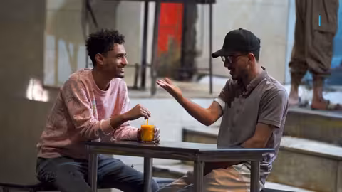 يجلس مع صاحبه الخفي ويطلب له عصير شوفوا ردة فعل الناس