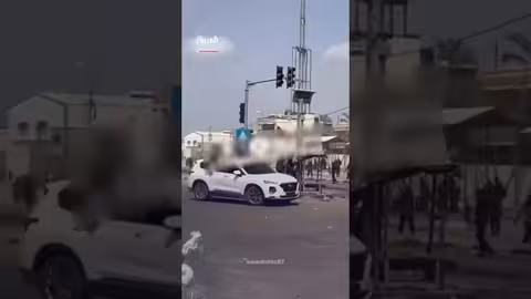 دخول شاحنات غزة تحت حراسة مشددة وإطلاق نار لإبعاد الأهالي