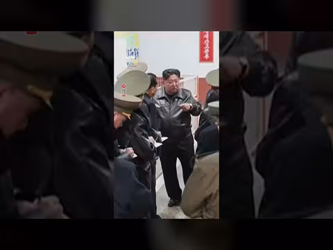 زعيم كوريا الشمالية يزور مصنع الذخيرة ويجري اختبارات للأسلحة