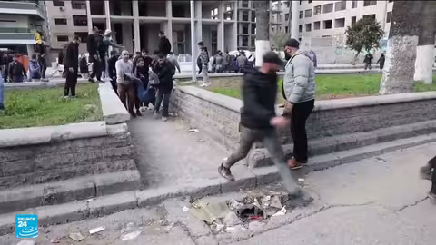 سوريا: احتجاجات في اللاذقية بعد تفجير مسجد بحمص تسفر عن قتلى وجرحى