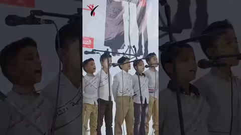 فريق مدرسة الزبيري يؤدي أغنية بلادي بلادي في مهرجان الأغنية الوطنية