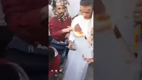 أتباع الانتقالي يحرقون صور الرئيس العليمي والأمير محمد بن سلمان