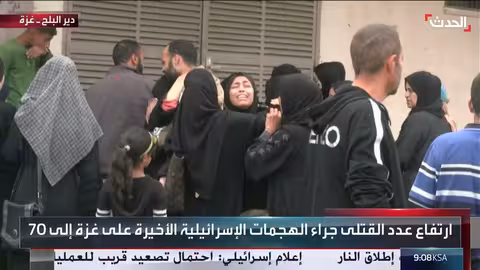 عائلة فلسطينية تتلقى نبأ مقتل أحد أفرادها أمام مستشفى الأقصى