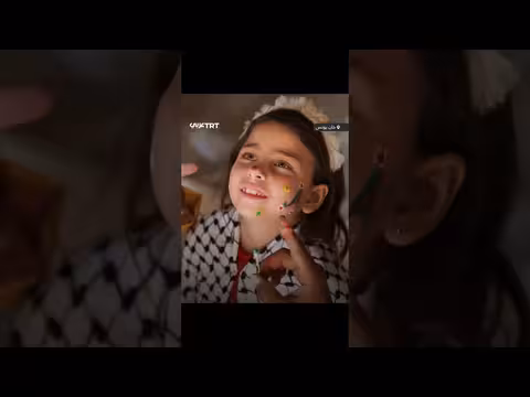 شبان فلسطينيون يجلبون البسمة وسط الدمار