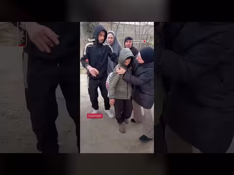 الطفل مصطفى يودع عائلته بعد مقتلها برصاص الجيش الإسرائيلي