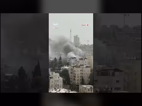 تصاعد الدخان بعد سقوط صاروخ إيراني في تل أبيب