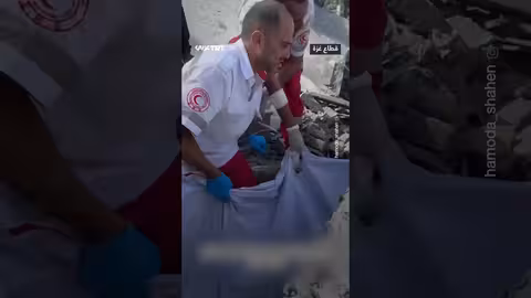 انهيار مسن فلسطيني بعد استشهاد أفراد عائلته في غزة