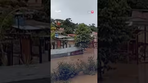 الأمطار الغزيرة تدمر طريقاً بأكمله
