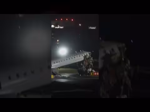 اصطدام طائرة بشاحنة إطفاء بمطار لاغوارديا يودي بحياة طيار ومساعده