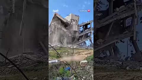 هدم منزل في غزة بعد قصفه خلال الحرب