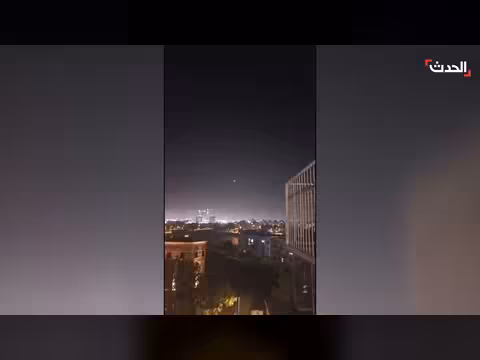 اعتراض صواريخ إيرانية فوق تل أبيب في مشهد مصور