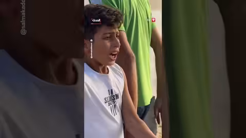 نازحون يحاولون إطفاء قنبلة غاز قرب مستشفى الشفاء