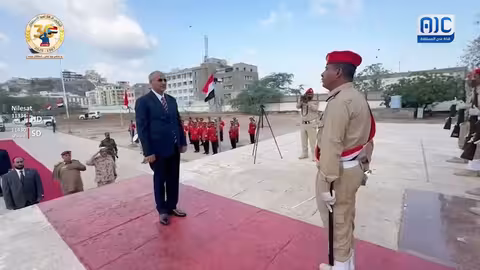 الرئيس الزُبيدي يحيي ذكرى عيد الاستقلال الـ58 للجنوب بوضع إكليل من الزهور