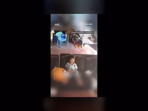 امرأة تحمي طفلها خلال زلزال الفلبين