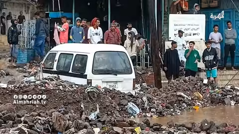 عدن تغرق في مياه الأمطار... وإهمال البنية التحتية يتفاقم