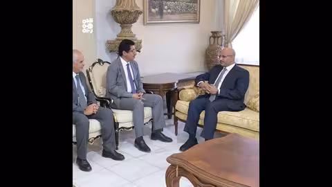 طارق صالح يقدم واجب العزاء في وفاة علي سالم البيض