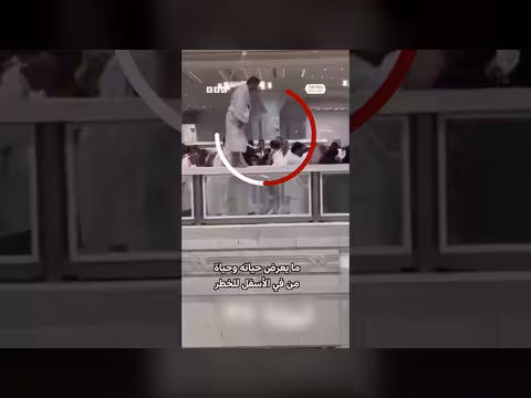 معتمر يصلي التراويح فوق حاجز الحرم المكي في رمضان