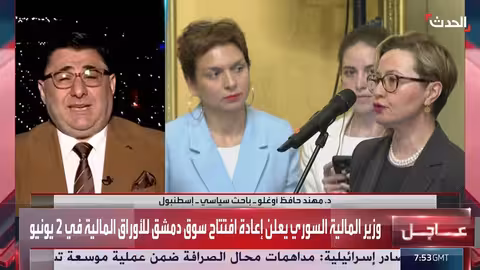 مُسعف يحاول إنقاذ طفل بعملية إنعاش في شمال غزة.