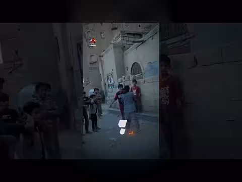 شباب يمني ينقذ صديقه من حروق خطيرة