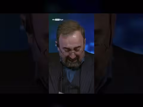 مذيع إيراني يبكي على الهواء إثر إعلان وفاة علي خامنئي