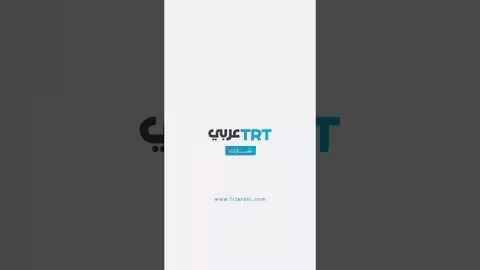 فلسطينية تحمل طفلها من ذوي الإعاقة هرباً من توغل الاحتلال في غزة