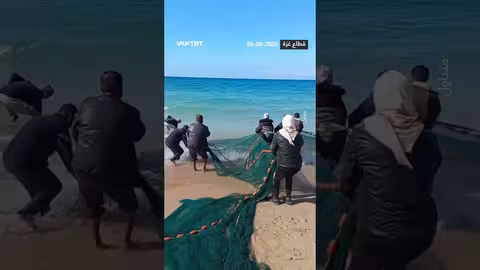 فرحة غزيين بصيد الأسماك رغم الحصار