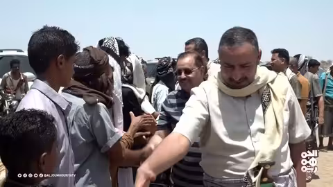 وفد من المكتب السياسي والسلطة المحلية يطلع على أوضاع عزلة الجمعة في ريف المخا